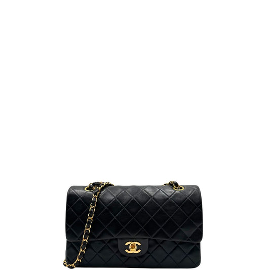 front  Borsa Chanel in pelle color blu notte, munita di un manico scorrevole in catena e pelle intrecciata, puoi portarla comodamente a spalla, di lusso, originale, ottime condizioni, usata. 