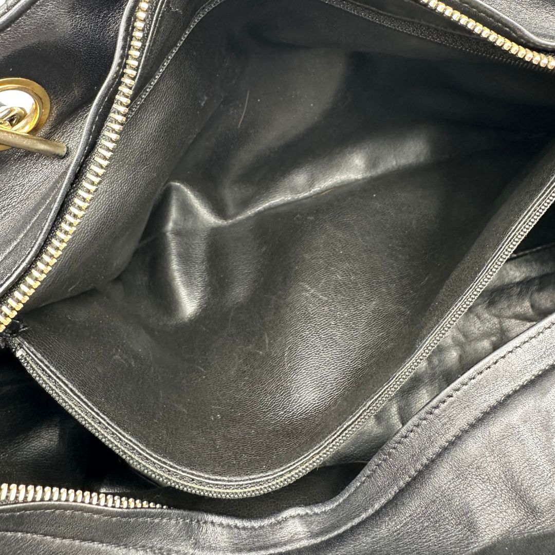 interno  Borsa Chanel in pelle nera trapuntata, indossabile a spalla, di lusso, originale, ottime condizioni, usata. 