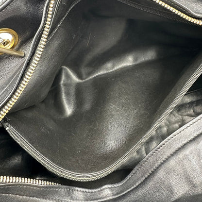interno  Borsa Chanel in pelle nera trapuntata, indossabile a spalla, di lusso, originale, ottime condizioni, usata. 