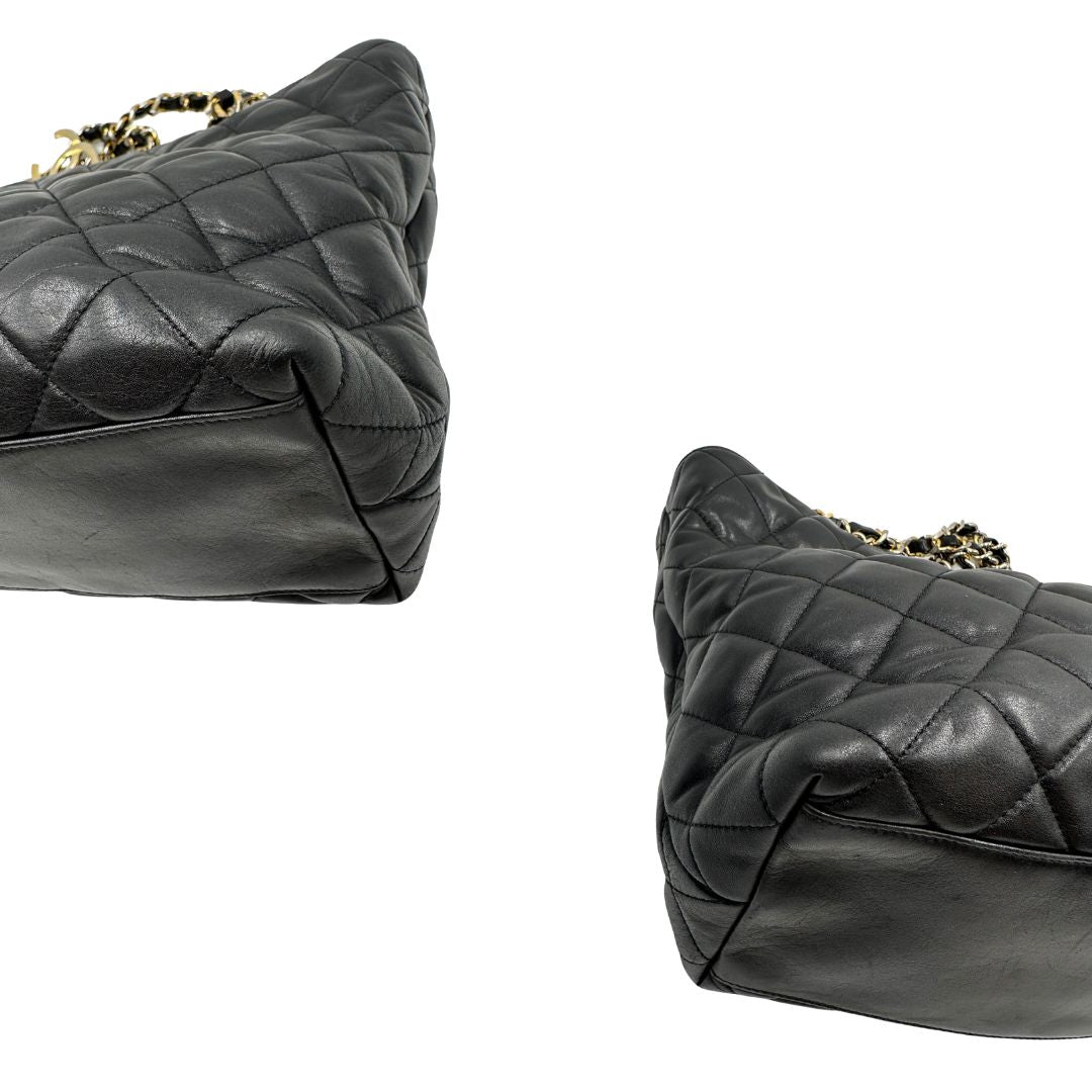 angoli  Borsa Chanel in pelle nera trapuntata, indossabile a spalla, di lusso, originale, ottime condizioni, usata.