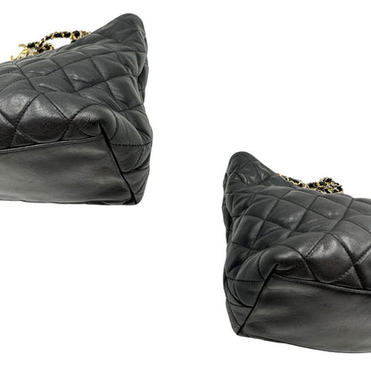 angoli  Borsa Chanel in pelle nera trapuntata, indossabile a spalla, di lusso, originale, ottime condizioni, usata.