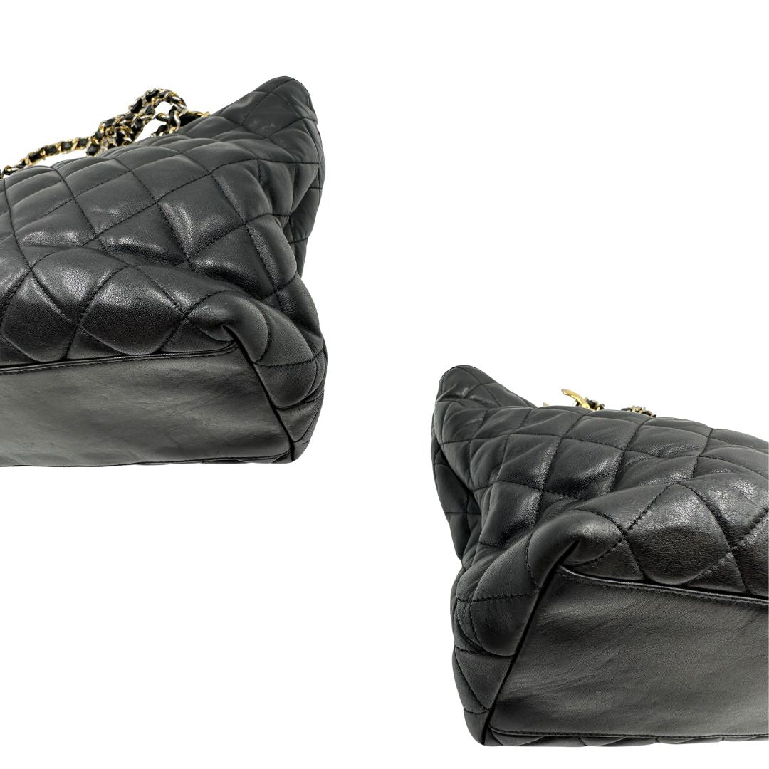 angoli Borsa Chanel in pelle nera trapuntata, indossabile a spalla, di lusso, originale, ottime condizioni, usata.
