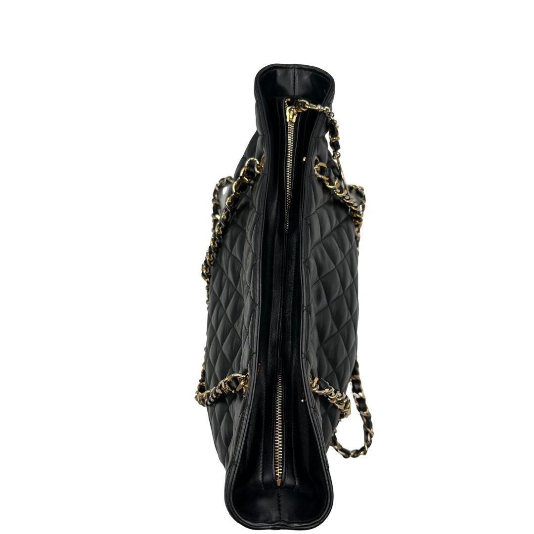 chiusura  Borsa Chanel in pelle nera trapuntata, indossabile a spalla, di lusso, originale, ottime condizioni, usata. 