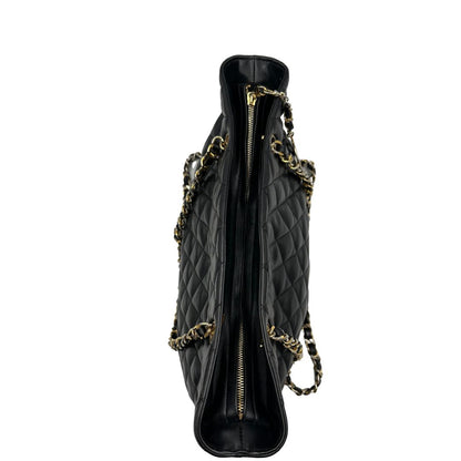 chiusura  Borsa Chanel in pelle nera trapuntata, indossabile a spalla, di lusso, originale, ottime condizioni, usata. 