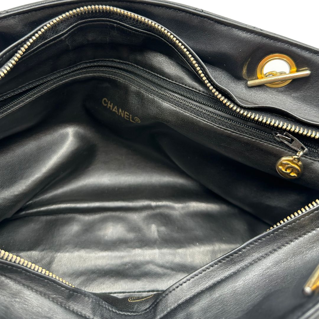 interno  Borsa Chanel in pelle nera trapuntata, indossabile a spalla, di lusso, originale, ottime condizioni, usata. 