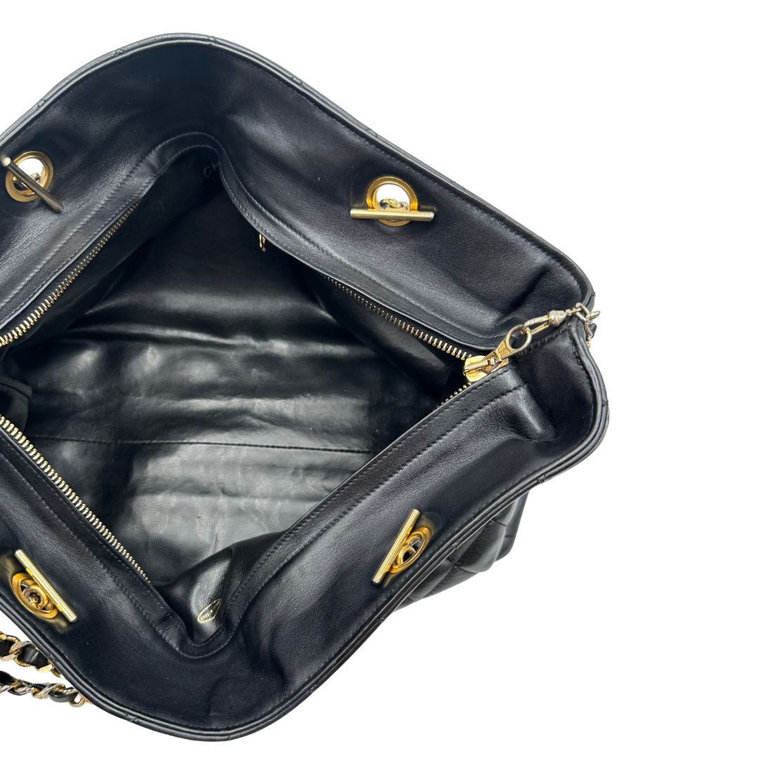 interno  Borsa Chanel in pelle nera trapuntata, indossabile a spalla, di lusso, originale, ottime condizioni, usata. 