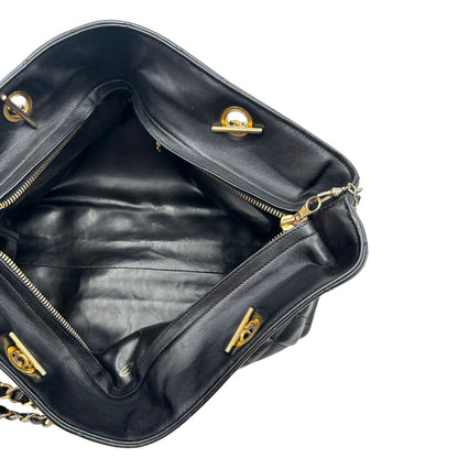 interno  Borsa Chanel in pelle nera trapuntata, indossabile a spalla, di lusso, originale, ottime condizioni, usata. 