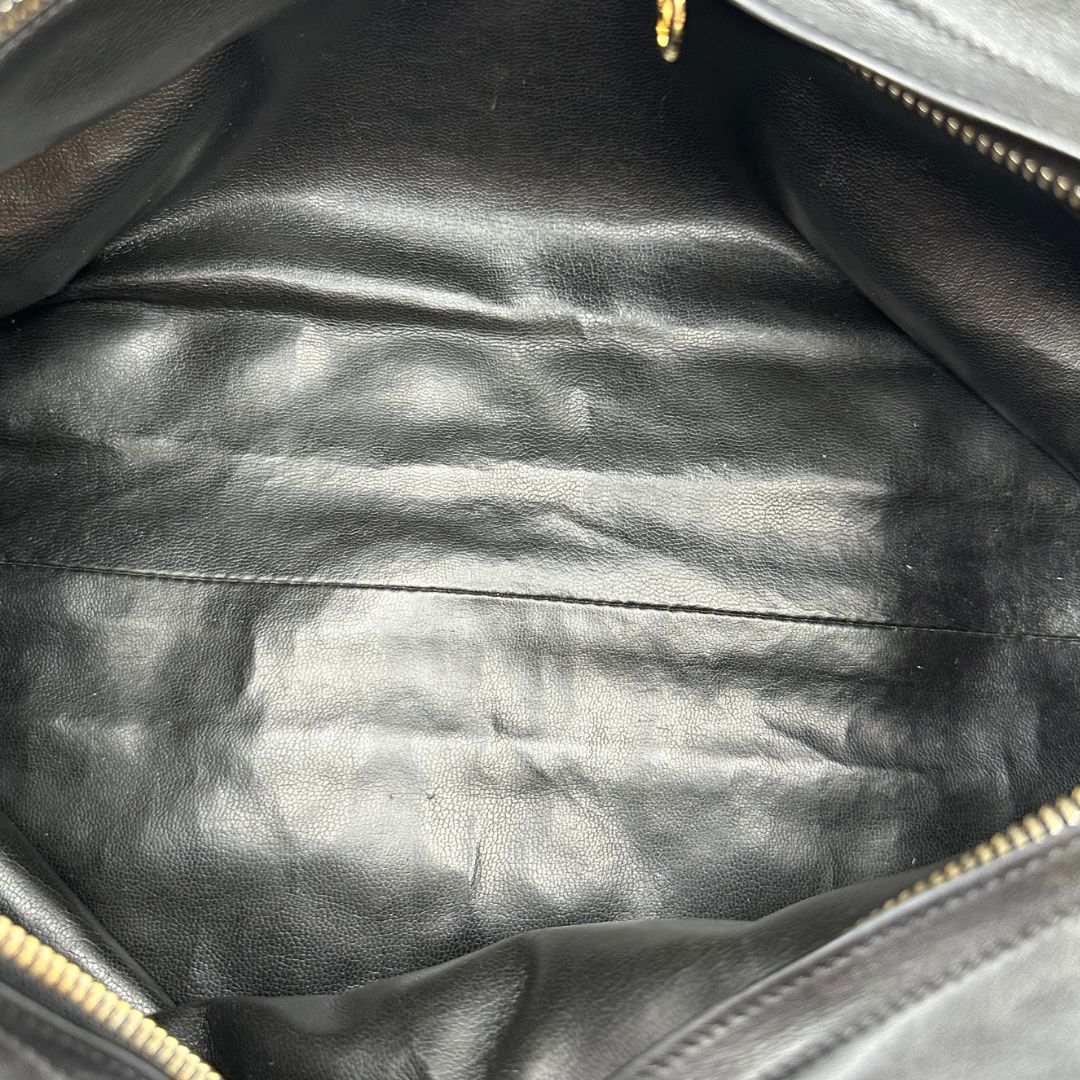 interno  Borsa Chanel in pelle nera trapuntata, indossabile a spalla, di lusso, originale, ottime condizioni, usata. 