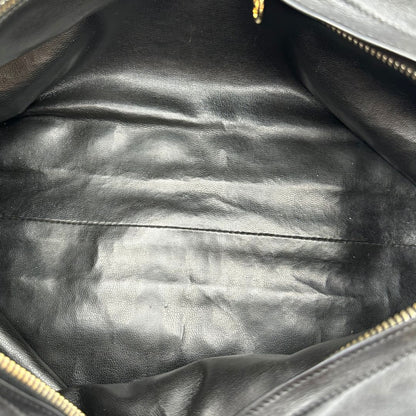interno  Borsa Chanel in pelle nera trapuntata, indossabile a spalla, di lusso, originale, ottime condizioni, usata. 