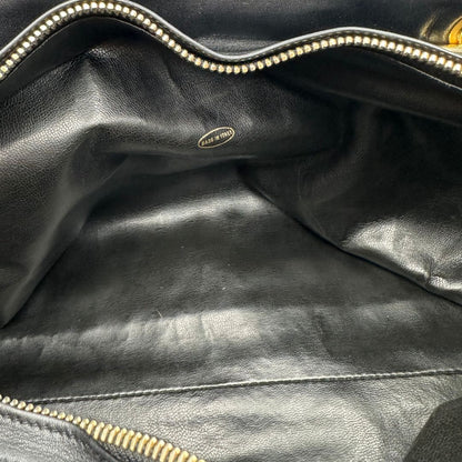 interno  Borsa Chanel in pelle nera trapuntata, indossabile a spalla, di lusso, originale, ottime condizioni, usata. 