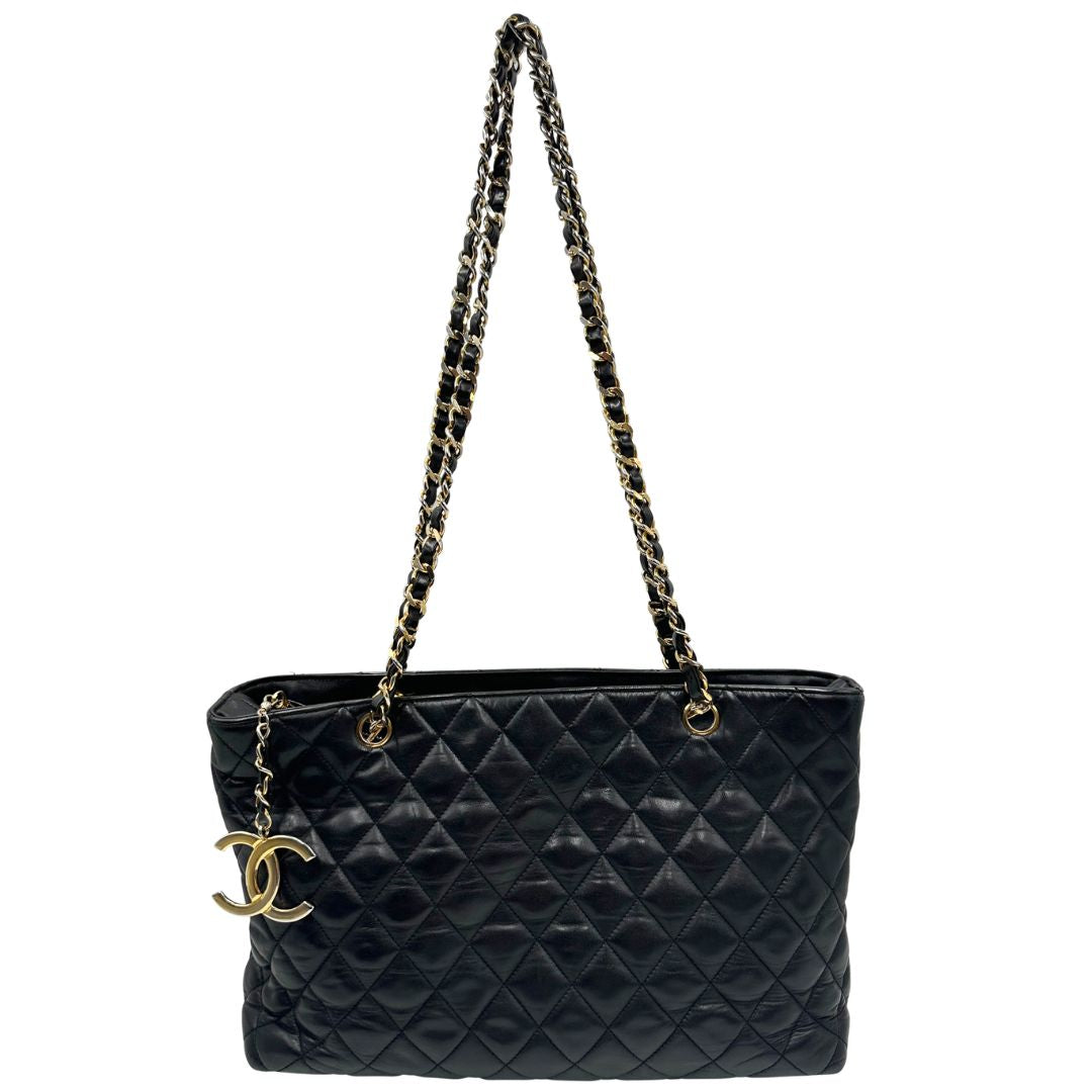  Borsa Chanel in pelle nera trapuntata, indossabile a spalla, di lusso, originale, ottime condizioni, usata.