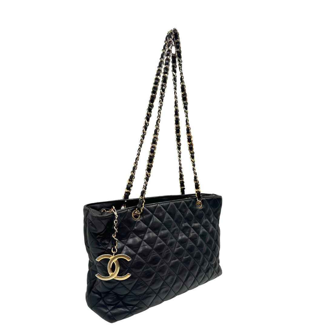 lato  Borsa Chanel in pelle nera trapuntata, indossabile a spalla, di lusso, originale, ottime condizioni, usata. 