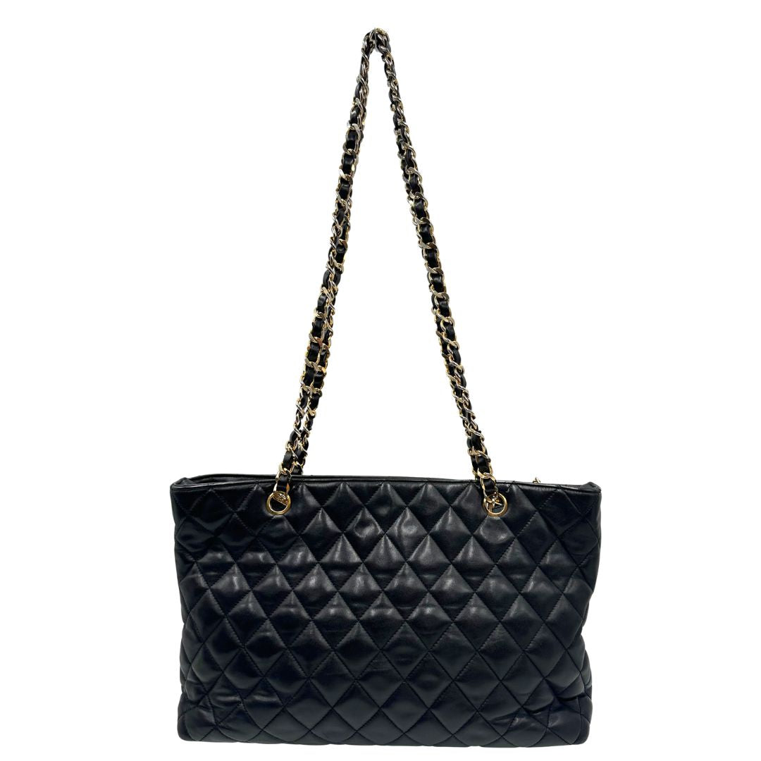 retro  Borsa Chanel in pelle nera trapuntata, indossabile a spalla, di lusso, originale, ottime condizioni, usata. 