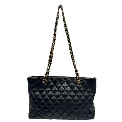 retro  Borsa Chanel in pelle nera trapuntata, indossabile a spalla, di lusso, originale, ottime condizioni, usata. 