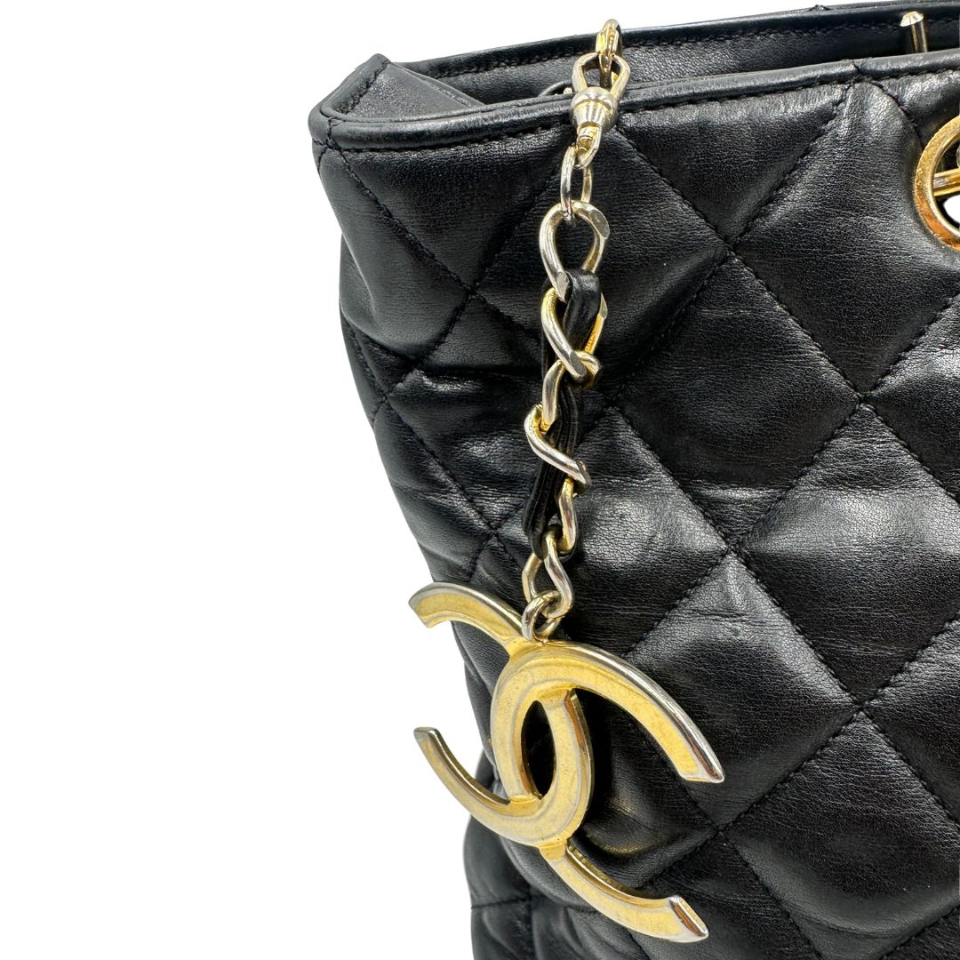 lato  Borsa Chanel in pelle nera trapuntata, indossabile a spalla, di lusso, originale, ottime condizioni, usata. 