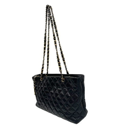 lato  Borsa Chanel in pelle nera trapuntata, indossabile a spalla, di lusso, originale, ottime condizioni, usata. 