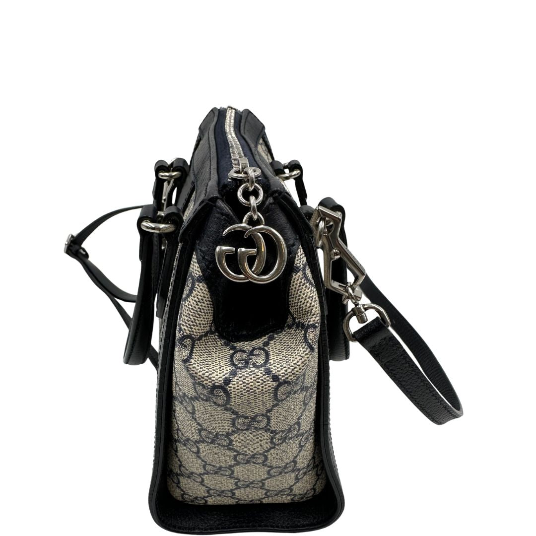 lasto Borsa Gucci in canvas GG, finiture in pelle blu e impreziosita da striscia Web rossa e blu, di lusso, originale, usata
