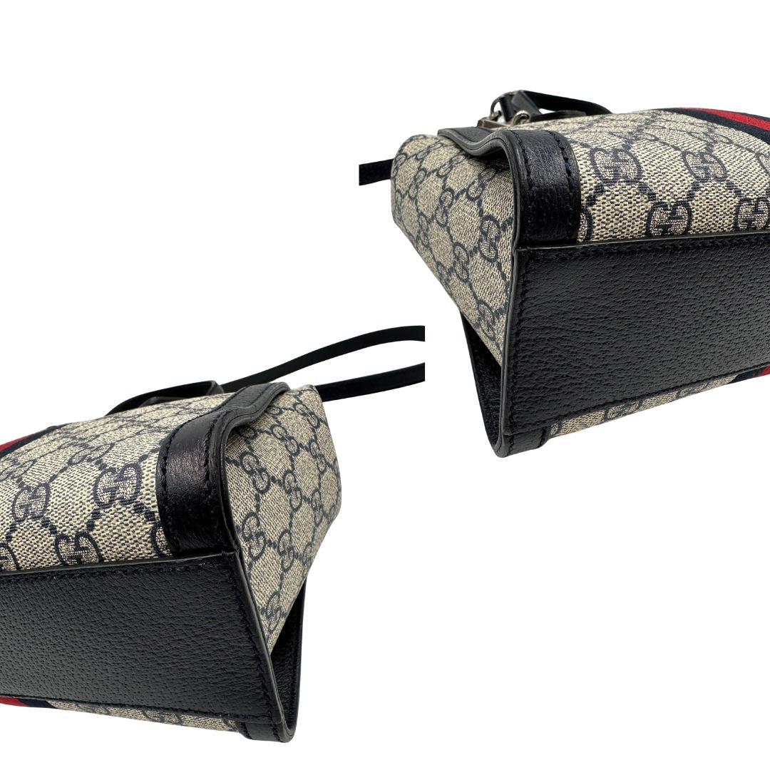 angoli Borsa Gucci in canvas GG, finiture in pelle blu e impreziosita da striscia Web rossa e blu, di lusso, originale, usata 