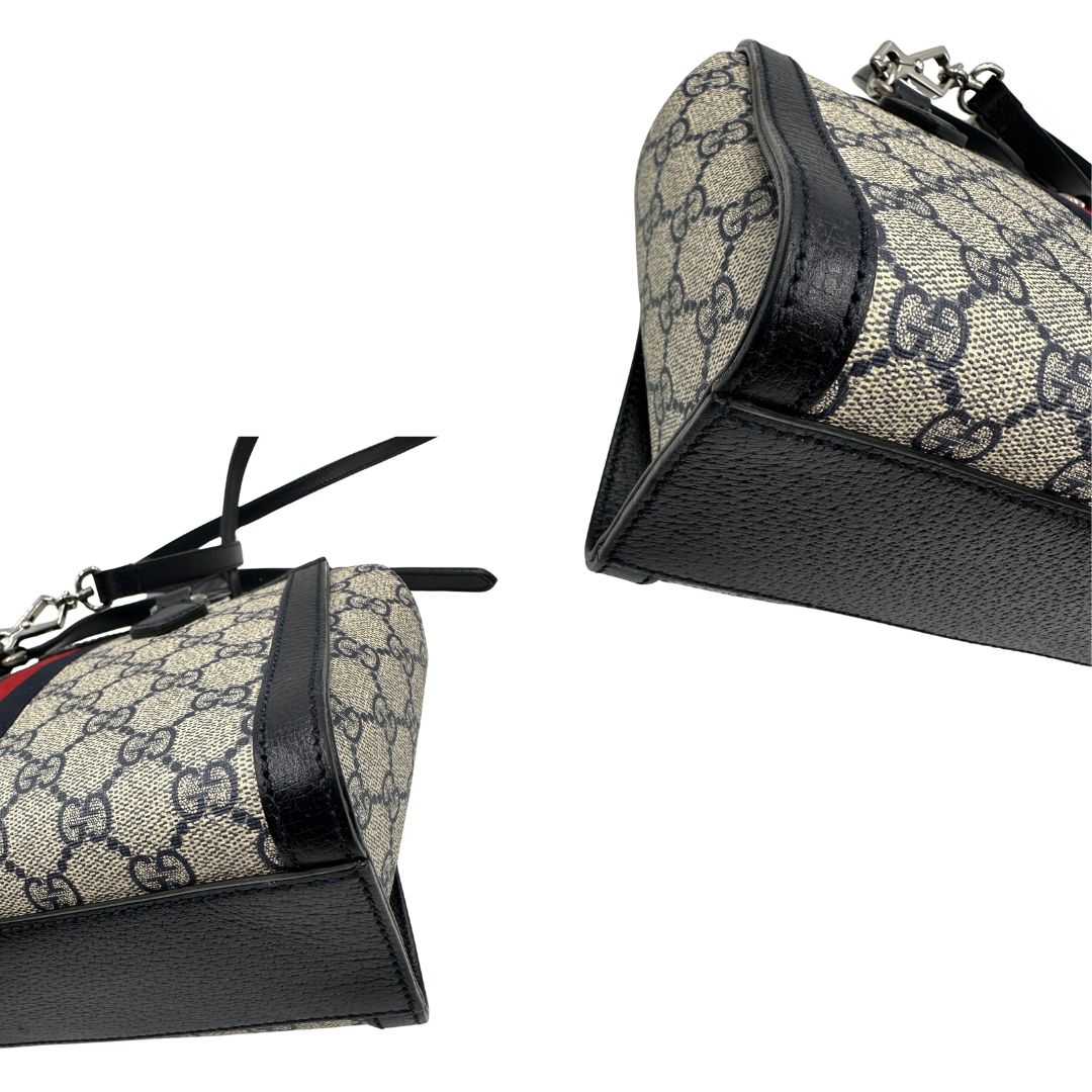 angoli Borsa Gucci in canvas GG, finiture in pelle blu e impreziosita da striscia Web rossa e blu, di lusso, originale, usata 