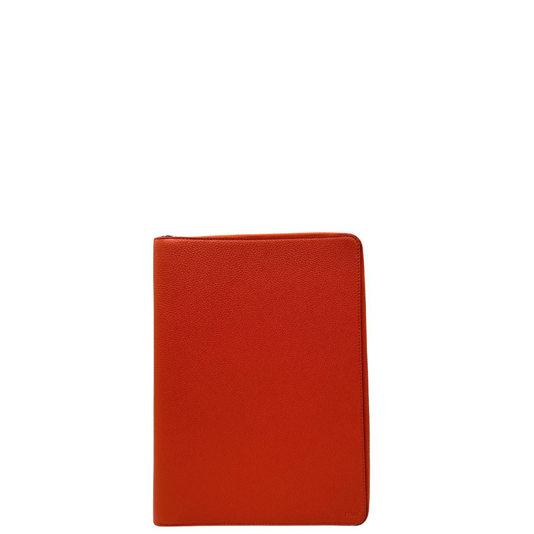 Front, Portadocumenti Prada in pelle martellata arancione e hardware argentato. Originale, usata, di lusso, in ottime condizioni.