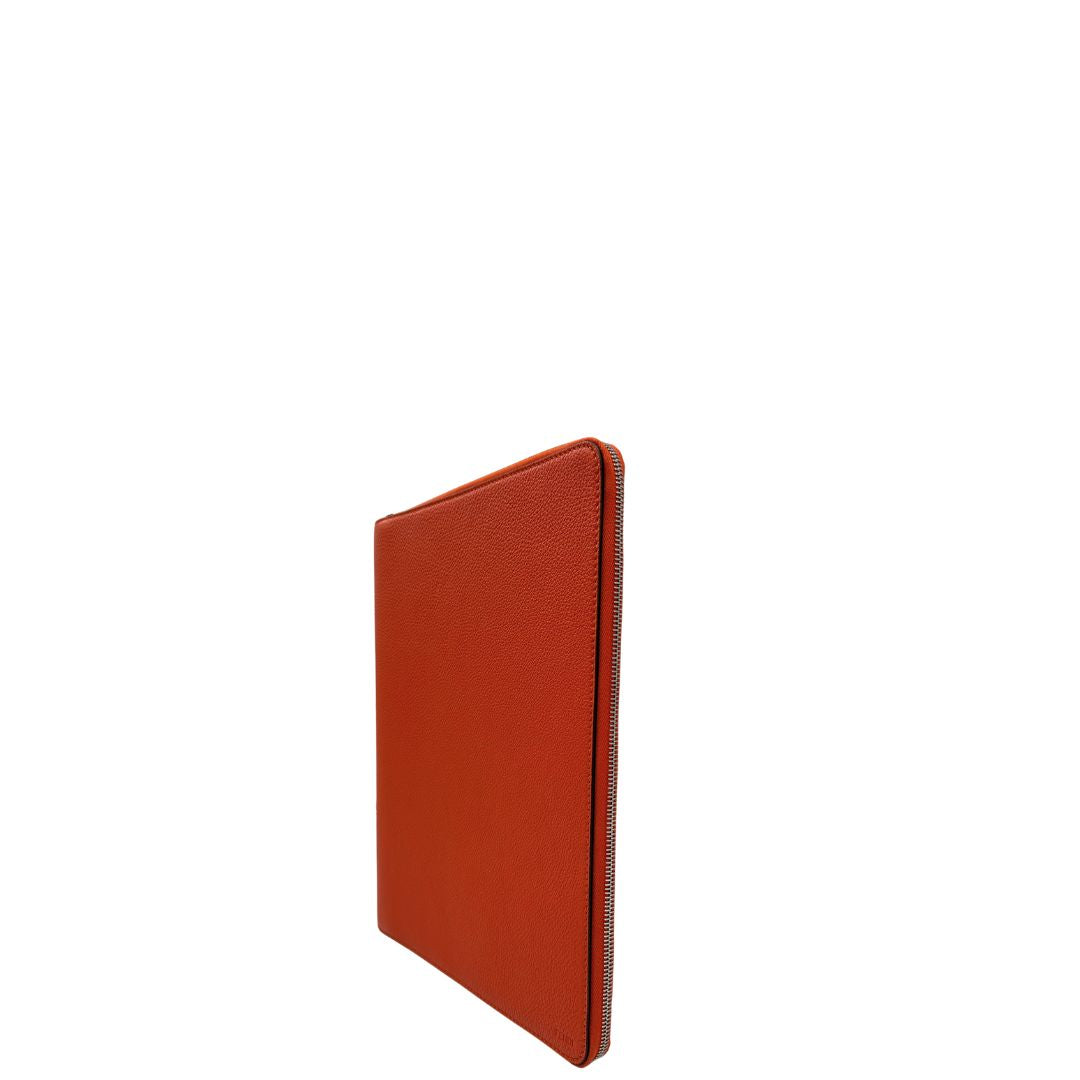 Laterale, Portadocumenti Prada in pelle martellata arancione e hardware argentato. Originale, usata, di lusso, in ottime condizioni.