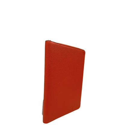 Laterale, Portadocumenti Prada in pelle martellata arancione e hardware argentato. Originale, usata, di lusso, in ottime condizioni.