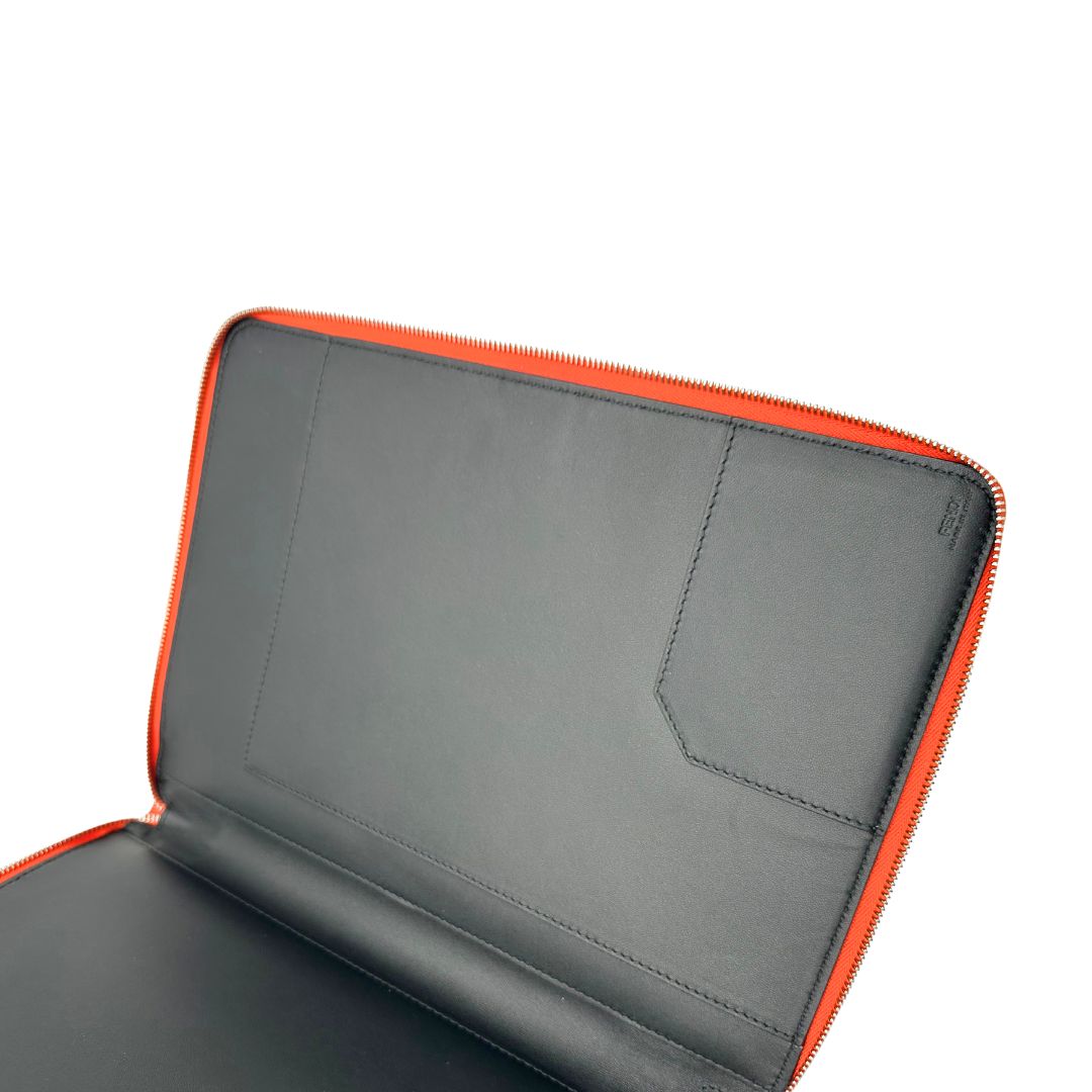 Interno, Portadocumenti Prada in pelle martellata arancione e hardware argentato. Originale, usata, di lusso, in ottime condizioni.