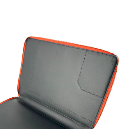 Interno, Portadocumenti Prada in pelle martellata arancione e hardware argentato. Originale, usata, di lusso, in ottime condizioni.