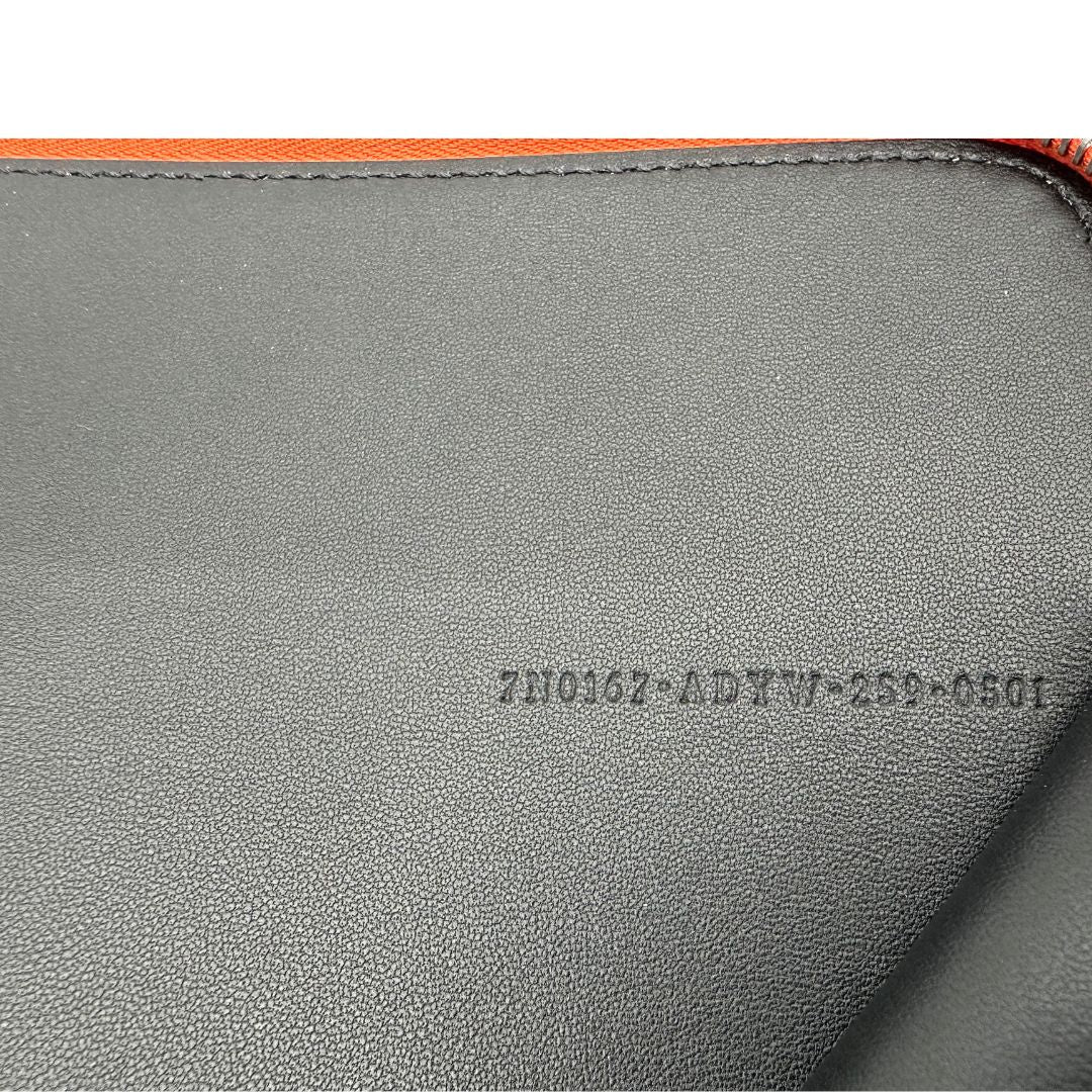 Codice, Portadocumenti Prada in pelle martellata arancione e hardware argentato. Originale, usata, di lusso, in ottime condizioni.
