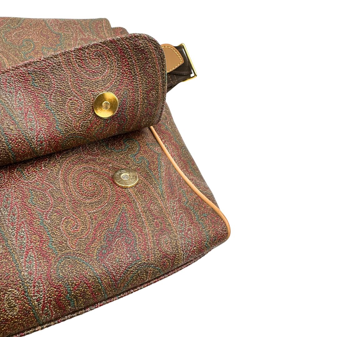 Chiusura, Cartella Etro in canvas trama Paisley, indossabile a tracolla. Originale, usata, di lusso, in ottime condizioni.