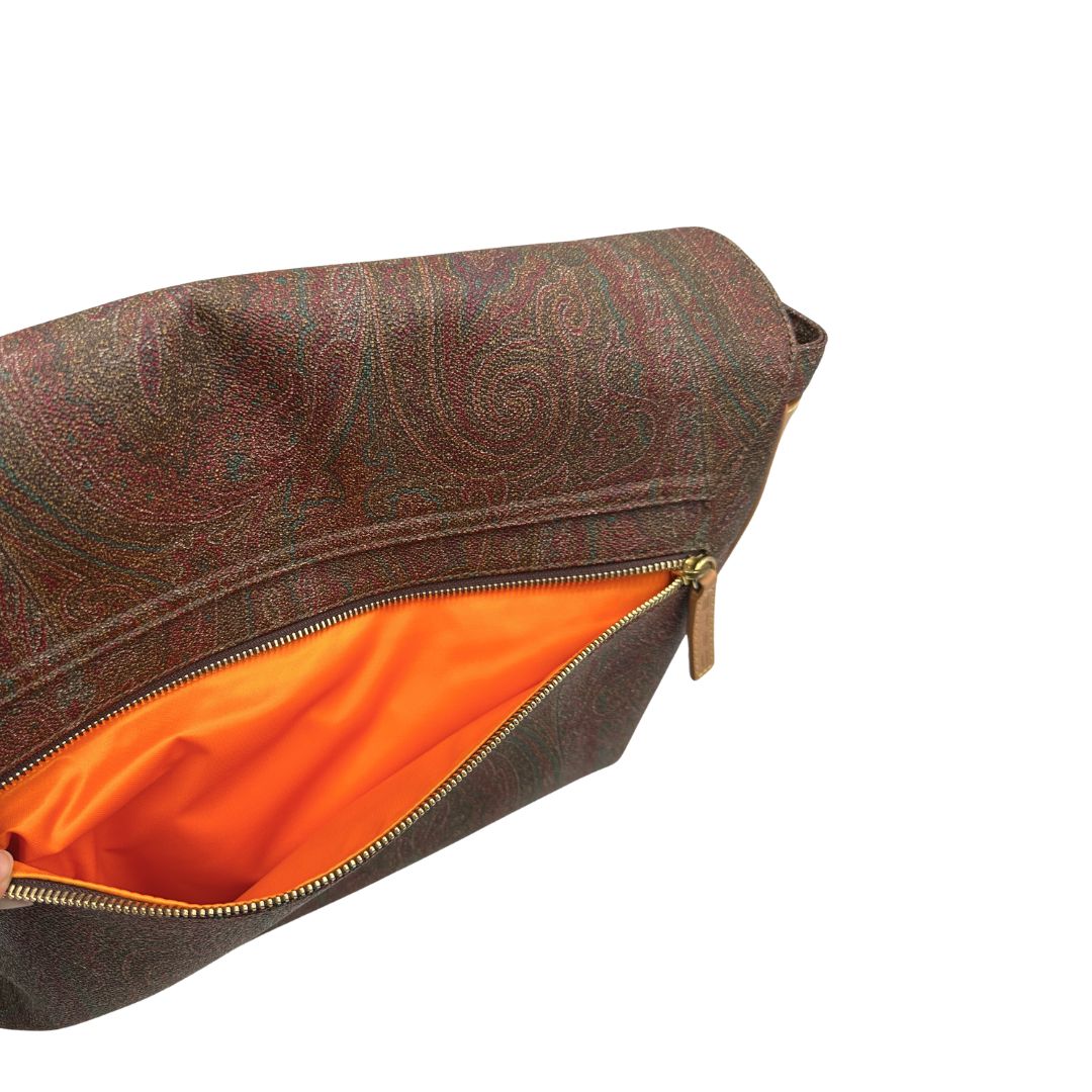 Tasca esterna, Cartella Etro in canvas trama Paisley, indossabile a tracolla. Originale, usata, di lusso, in ottime condizioni.