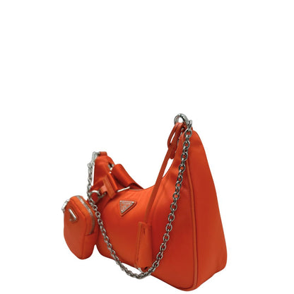 lato  Borsa Prada Re-edition 2005 in nylon arancione , di lusso, originale, eccellenti condizioni, usata  