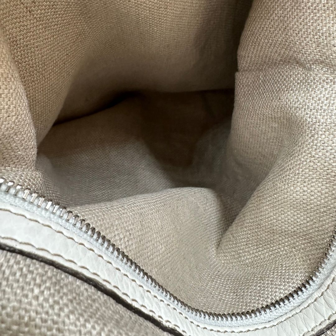 interno Borsa Gucci in tessuto GG e finiture in pelle bianche, di lusso, originale, usata. 