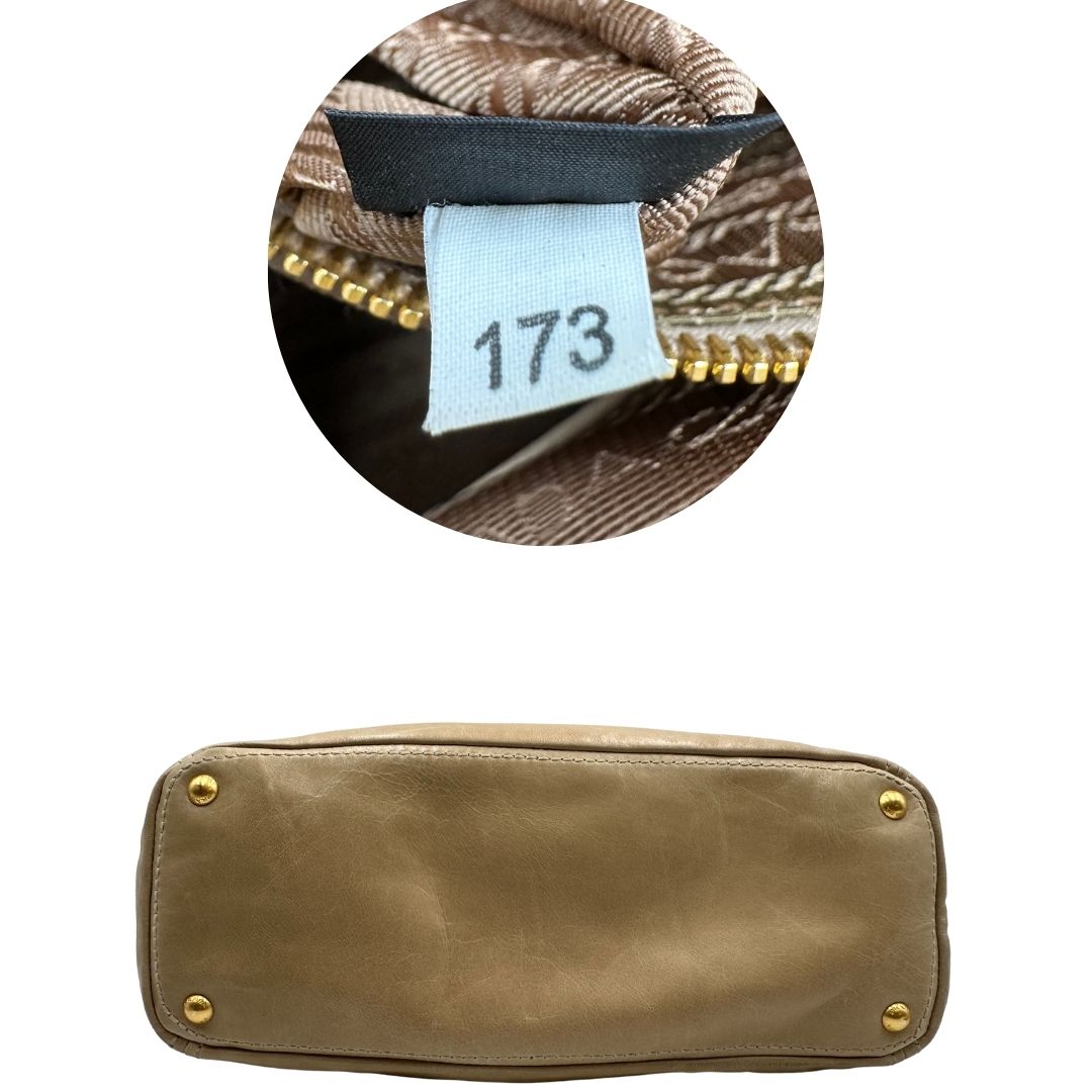 base Borsa Prada in pelle beige, indossabile anche a tracolla, di lusso, originale, ottime condizioni, usata. 