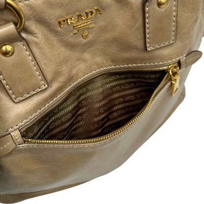 interno Borsa Prada in pelle beige, indossabile anche a tracolla, di lusso, originale, ottime condizioni, usata. 
