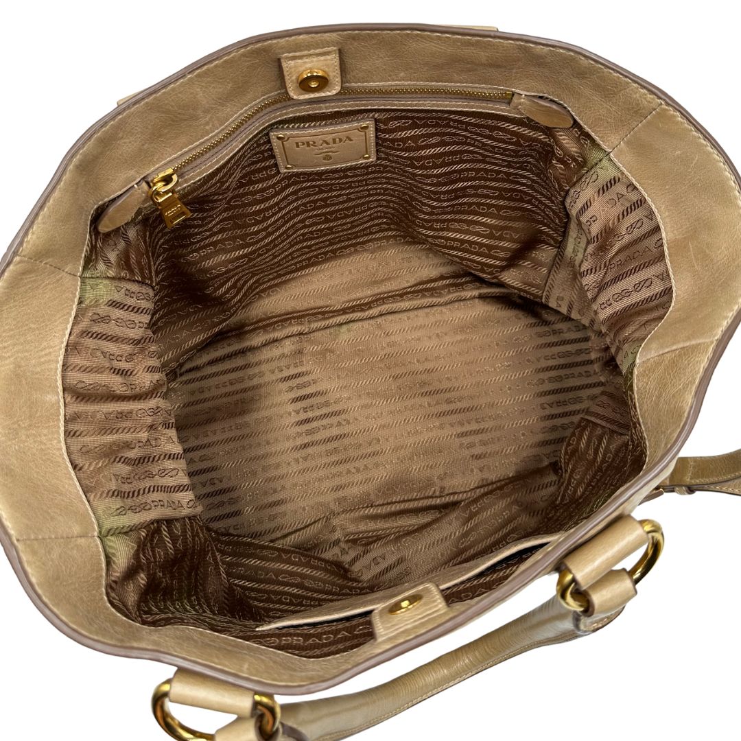interno Borsa Prada in pelle beige, indossabile anche a tracolla, di lusso, originale, ottime condizioni, usata. 