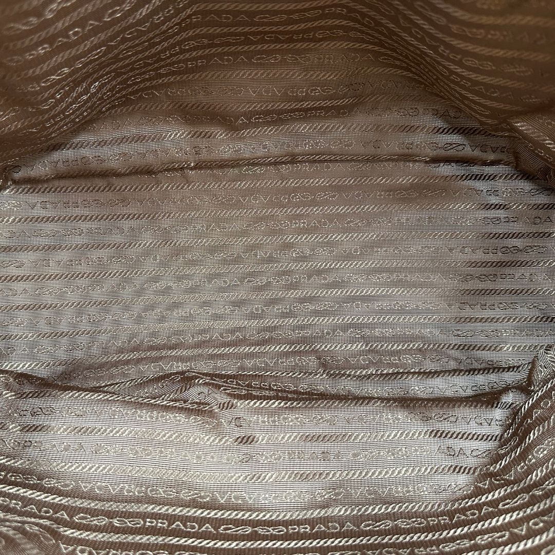 interno Borsa Prada in pelle beige, indossabile anche a tracolla, di lusso, originale, ottime condizioni, usata. 