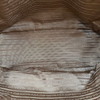 interno Borsa Prada in pelle beige, indossabile anche a tracolla, di lusso, originale, ottime condizioni, usata. 