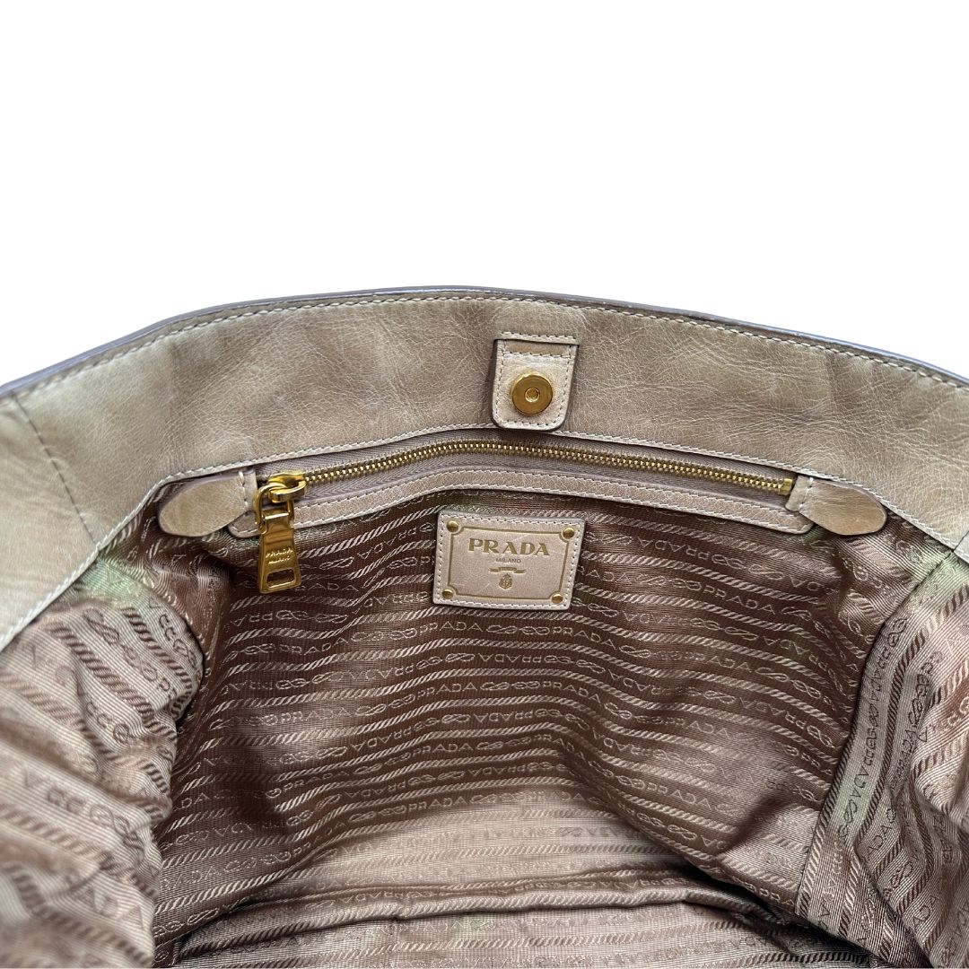 interno Borsa Prada in pelle beige, indossabile anche a tracolla, di lusso, originale, ottime condizioni, usata. 