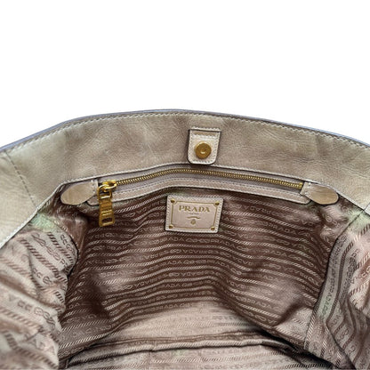 interno Borsa Prada in pelle beige, indossabile anche a tracolla, di lusso, originale, ottime condizioni, usata. 