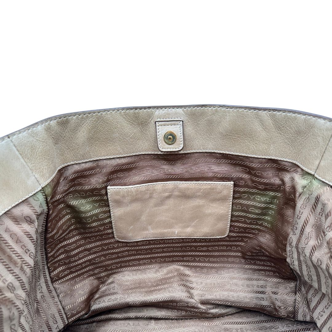 interno Borsa Prada in pelle beige, indossabile anche a tracolla, di lusso, originale, ottime condizioni, usata. 