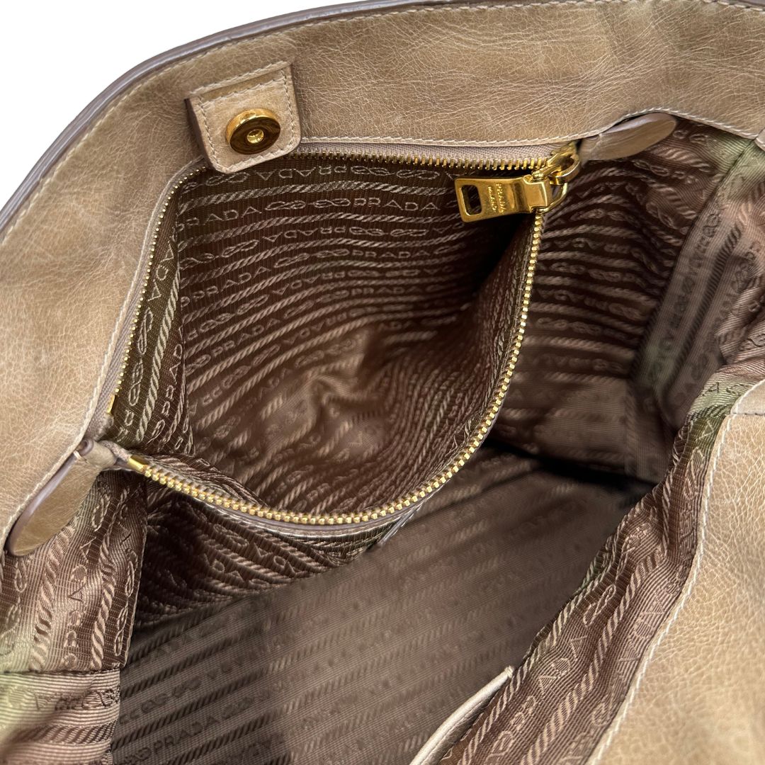 interno Borsa Prada in pelle beige, indossabile anche a tracolla, di lusso, originale, ottime condizioni, usata. 