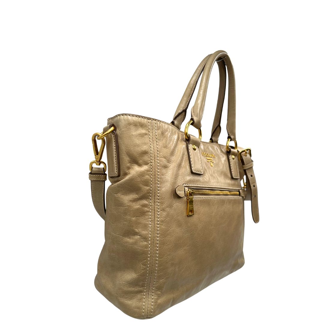 lato Borsa Prada in pelle beige, indossabile anche a tracolla, di lusso, originale, ottime condizioni, usata. 