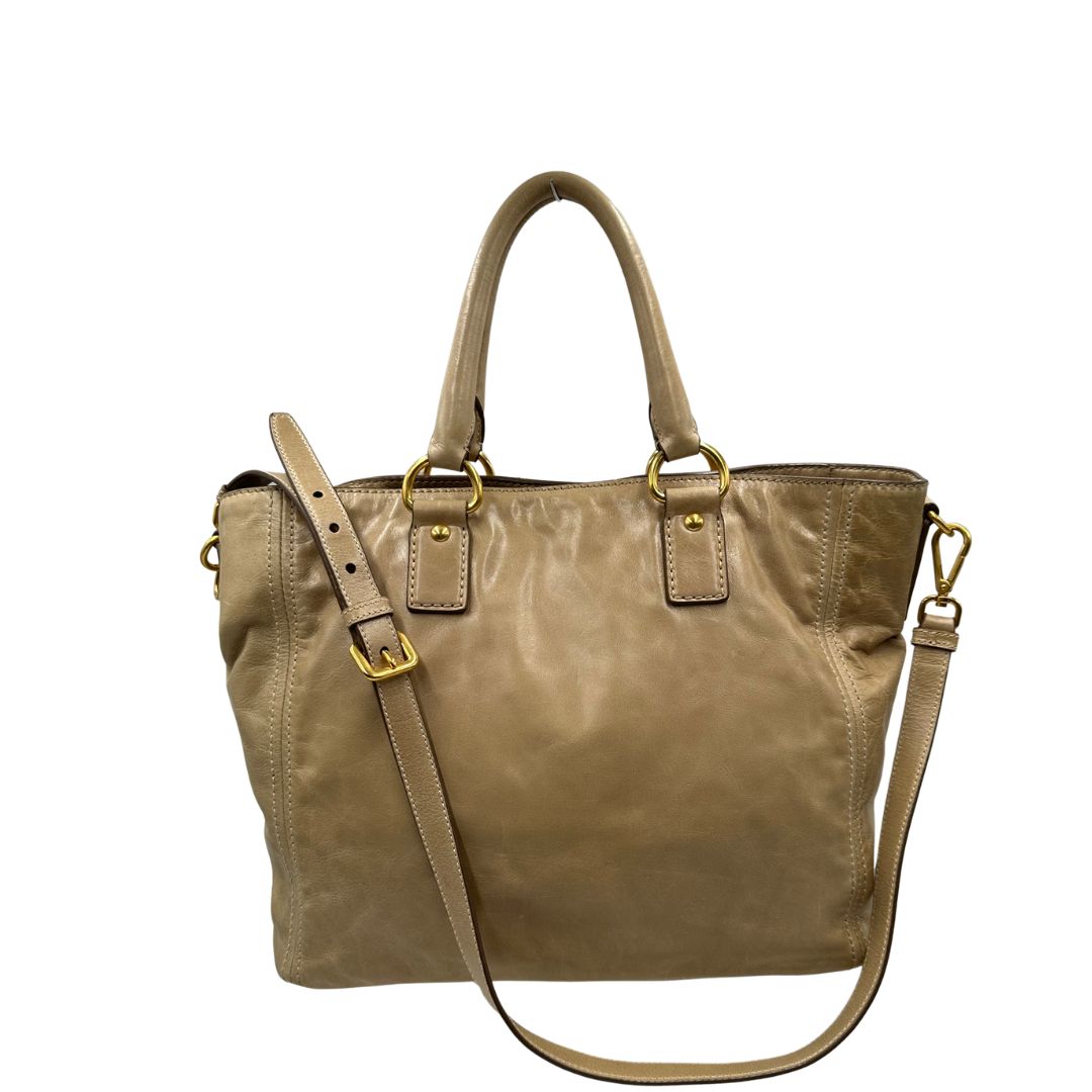 retro Borsa Prada in pelle beige, indossabile anche a tracolla, di lusso, originale, ottime condizioni, usata. 