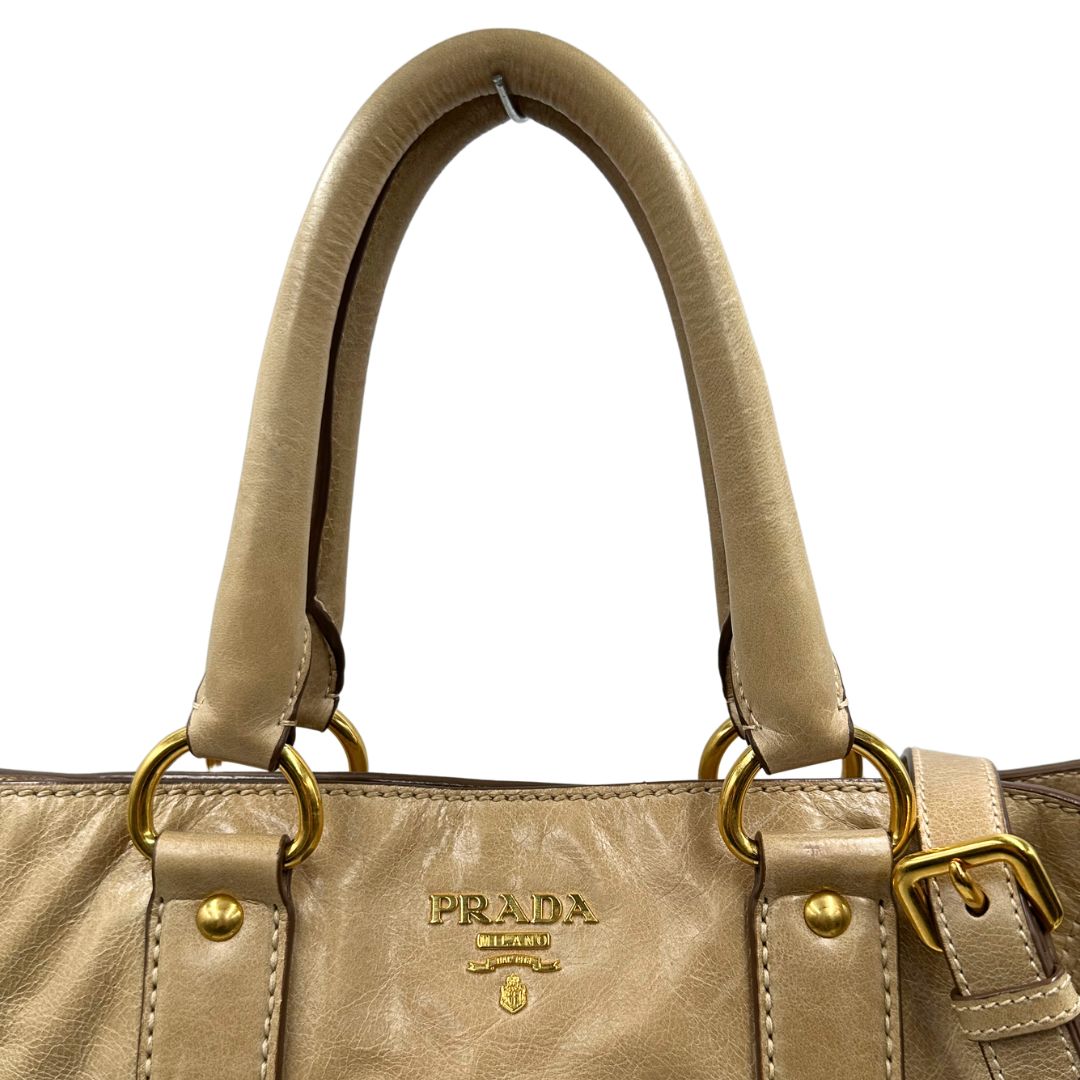 manici Borsa Prada in pelle beige, indossabile anche a tracolla, di lusso, originale, ottime condizioni, usata. 