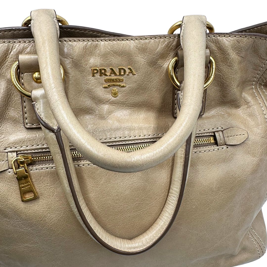 manici Borsa Prada in pelle beige, indossabile anche a tracolla, di lusso, originale, ottime condizioni, usata. 