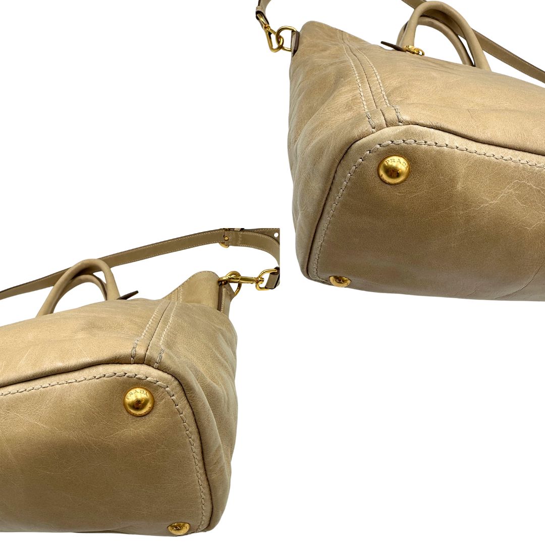 angoli Borsa Prada in pelle beige, indossabile anche a tracolla, di lusso, originale, ottime condizioni, usata. 