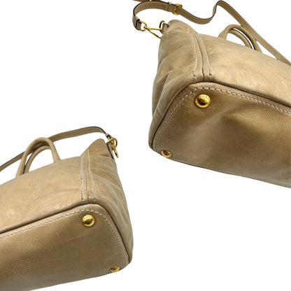 angoli Borsa Prada in pelle beige, indossabile anche a tracolla, di lusso, originale, ottime condizioni, usata. 