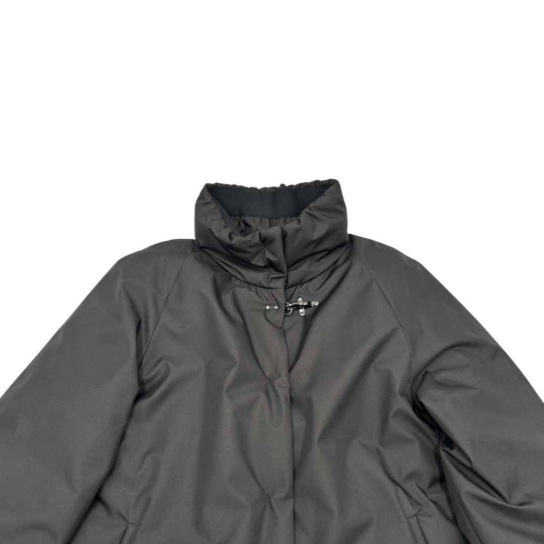 Cappotto corto Fay nella colorazione nero. Originale, usato, di lusso, in ottime condizioni.