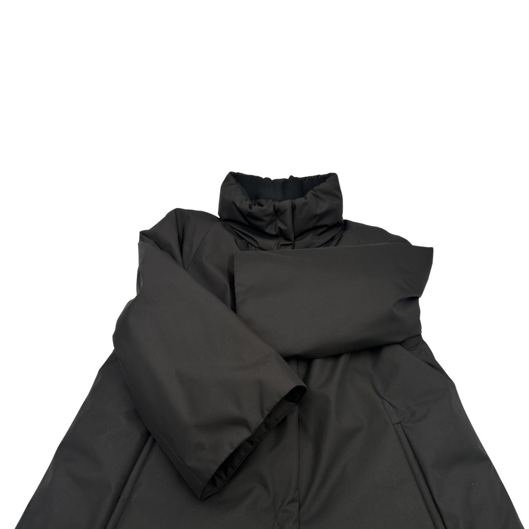 Cappotto corto Fay nella colorazione nero. Originale, usato, di lusso, in ottime condizioni.